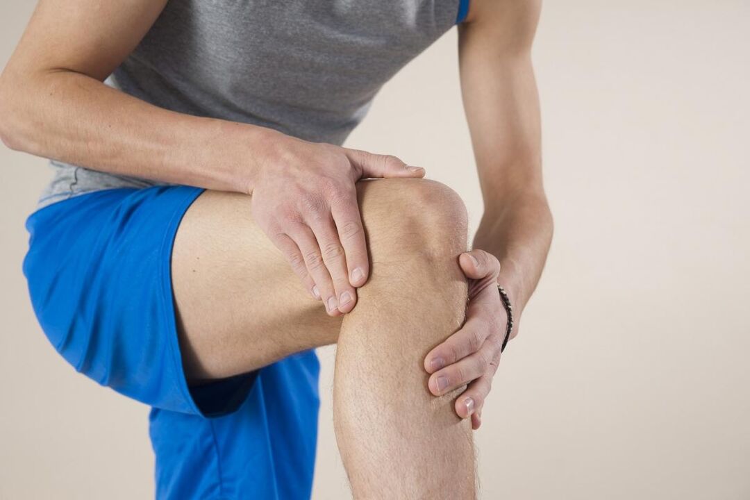 Prvá bolesť a stuhnutosť kĺbu v dôsledku artrózy sa pripisuje vyvrtnutiu svalov a väziva